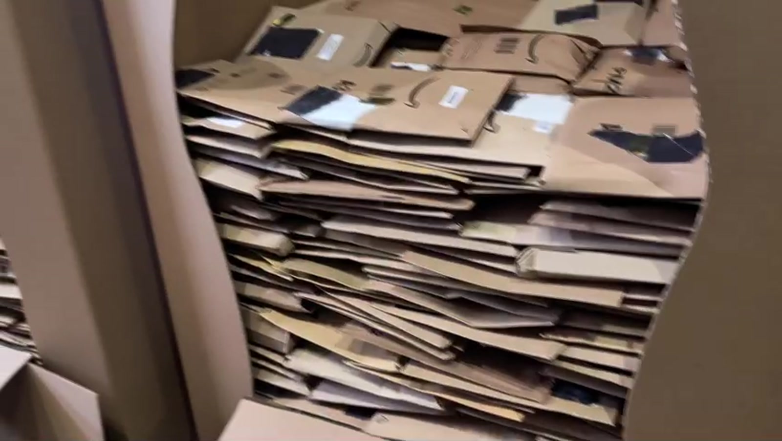 Nieodebrane paczki Amazon — tylko koperty